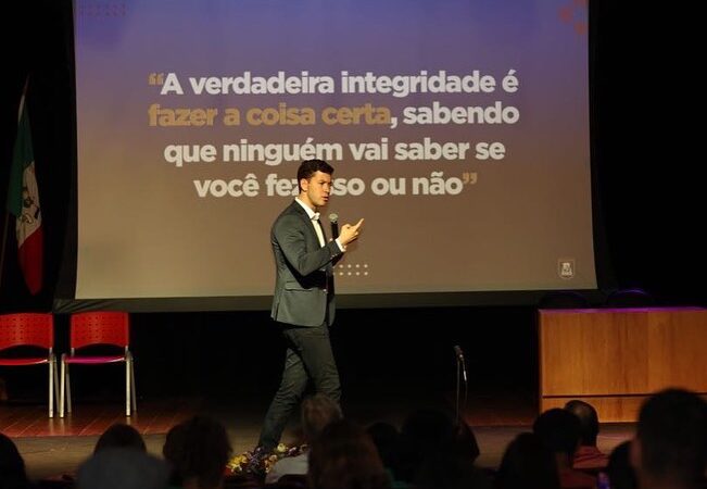 Uma Noite Memorável em Venda Nova do Imigrante: Palestra Destaca Importância da Transparência na Administração Pública