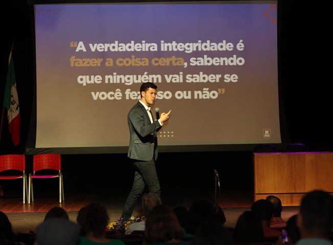 Uma Noite Memorável em Venda Nova do Imigrante: Palestra Destaca Importância da Transparência na Administração Pública