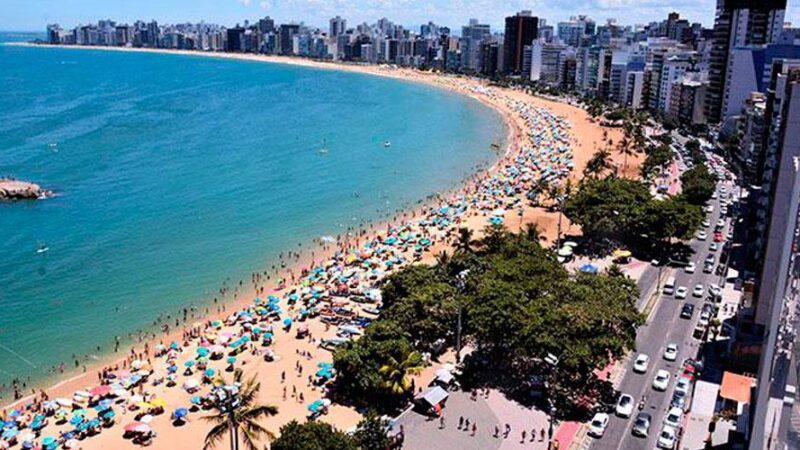 Queda no desemprego e controle da inflação elevam expectativas sobre verão de 2024 em Vila Velha