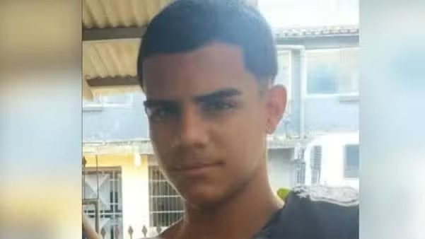 Jovem aponta metralhadora para policiais, é baleado e morre após abordagem em Vila Velha, no ES