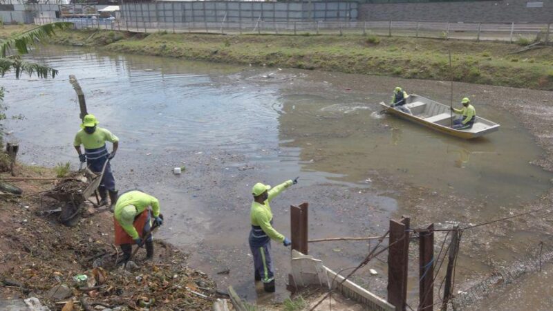 ​14 toneladas de lixo foram retiradas dos canais de Vila Velha nas últimas horas