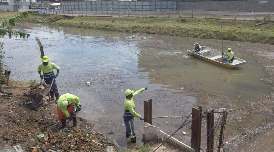 ​14 toneladas de lixo foram retiradas dos canais de Vila Velha nas últimas horas