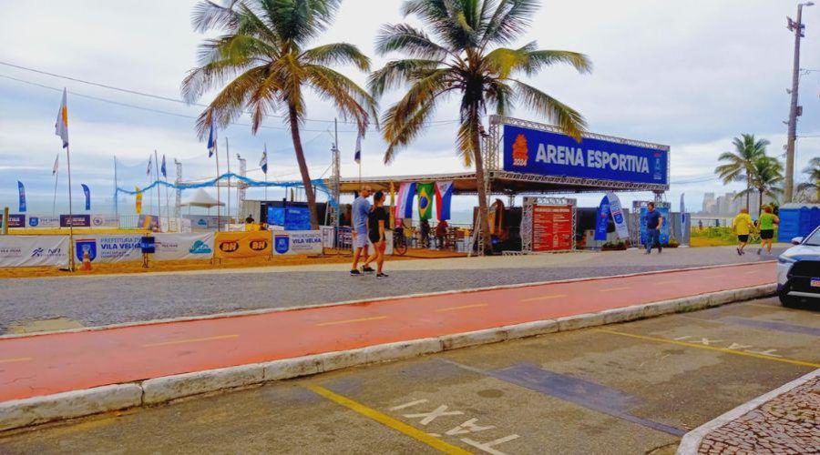 ​Defesa Civil realiza instrução para crianças com maquete na praia