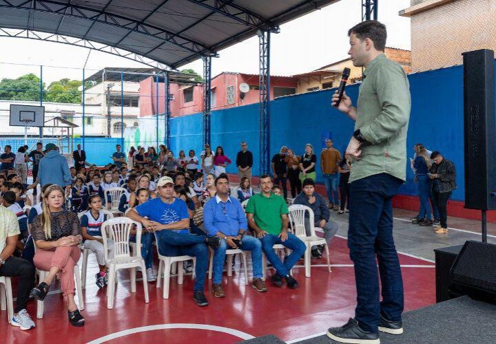 Arnaldinho Borgo inaugura quadra poliesportiva revitalizada ​em escola de Rio Marinho