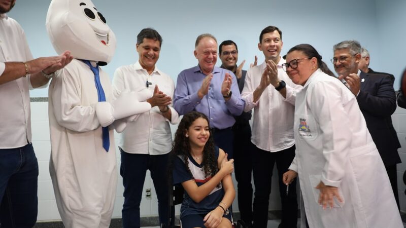 Renato Casagrande, Ricardo Ferraço e Arnaldinho Borgo dão início à vacinação contra a dengue na região metropolitana do estado