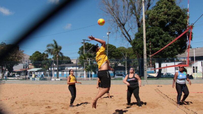 Torneio Misto de Vôlei de Areia acontece na Praça de Vila Nova