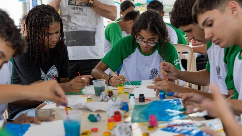 Jovens participam de atividades artísticas em homenagem a Homero Massena