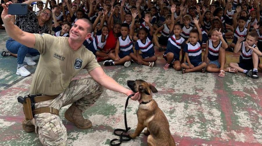 ​Projeto leva cão policial e lições lúdicas e educativas às escolas