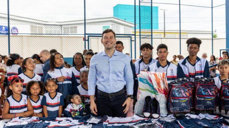 Arnaldinho Borgo inicia entrega dos kits de uniformes escolares em Vila Velha