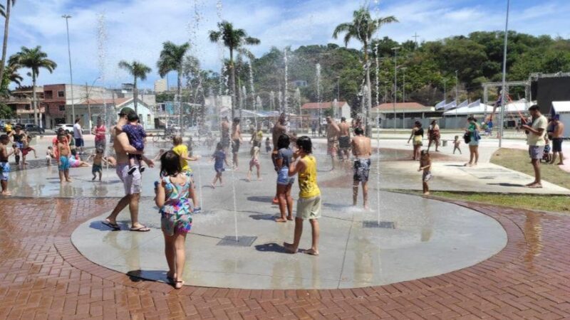 “Parque da Prainha ganha destaque com sua Fonte de Água Interativa, cativando visitantes”