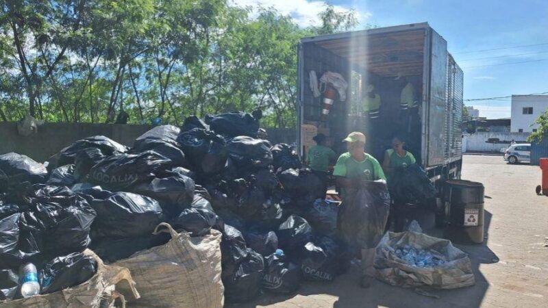 Prefeitura entrega 1,6 tonelada de material reciclado para associação Revive