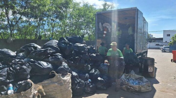 Prefeitura entrega 1,6 tonelada de material reciclado para associação Revive