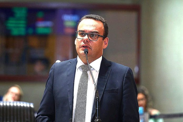 Aprovado! Assembleia Legislativa aprova Projeto de Denninho Silva que dá proteção as mulheres capixabas