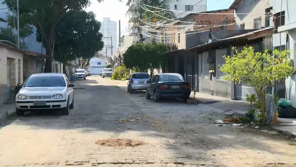 Jovem é rendido, leva a mão no bolso para pegar celular e é baleado na cabeça no ES