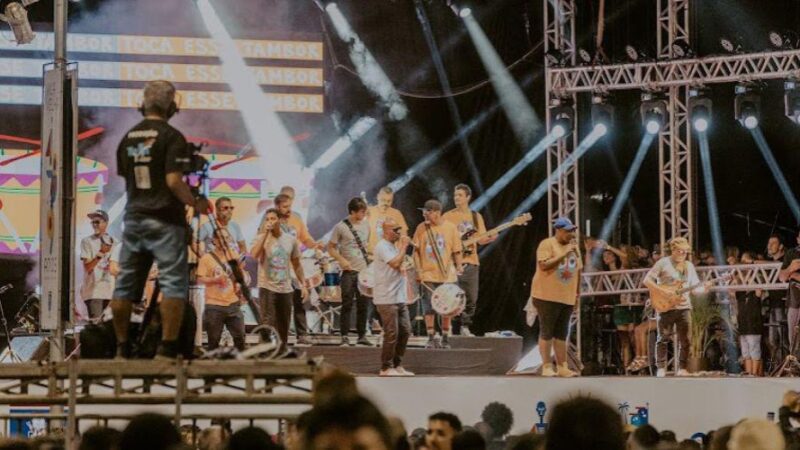 Monobloco encanta público e Timbalada encerra festival no Parque da Prainha