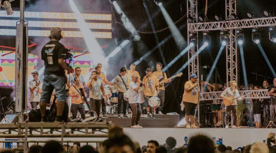 Monobloco encanta público e Timbalada encerra festival no Parque da Prainha