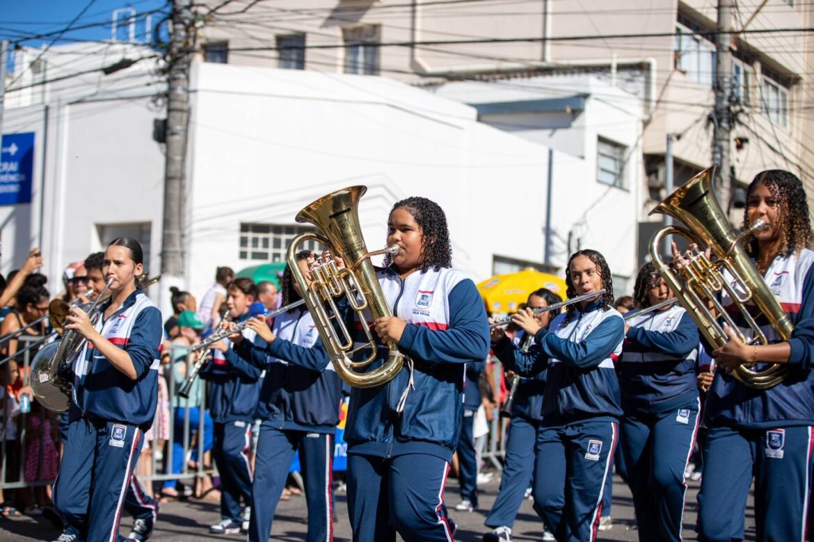 Desfile cívico-militar reúne mais de dez mil pessoas na Av. Jerônimo Monteiro