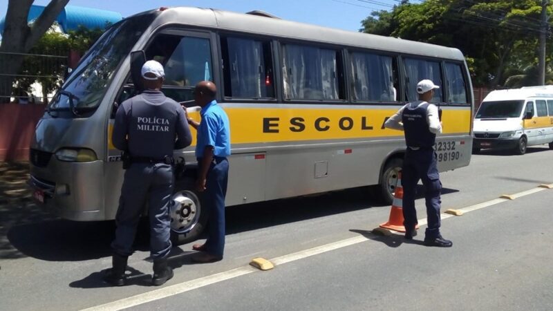 Van escolar e ônibus do Transcol se envolvem em acidente, em Vila Velha