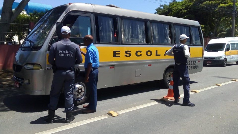 Van escolar e ônibus do Transcol se envolvem em acidente, em Vila Velha