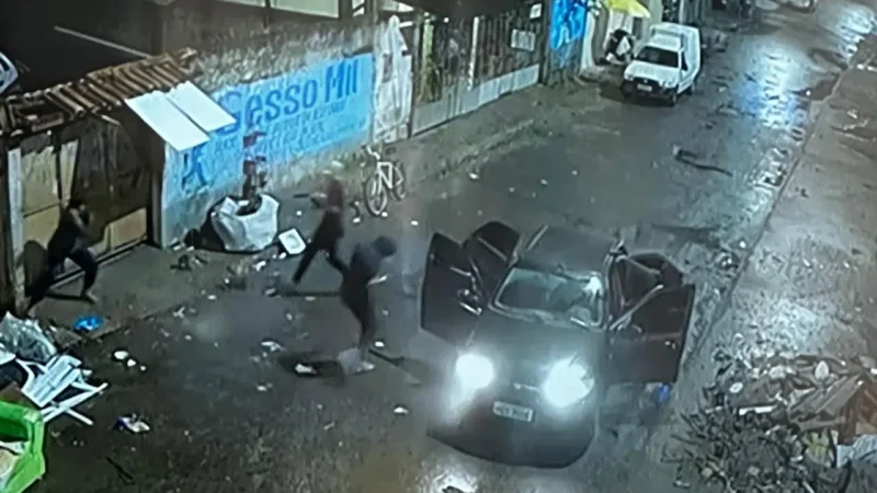 Vídeo: um morre e dois são baleados em ataque no bairro Jaburuna, Vila Velha