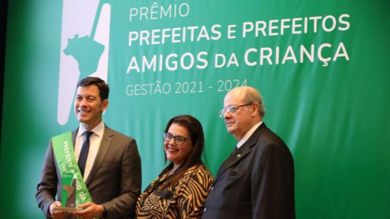 Arnaldinho Borgo recebe título de Prefeito Amigo da Criança da Abrinq