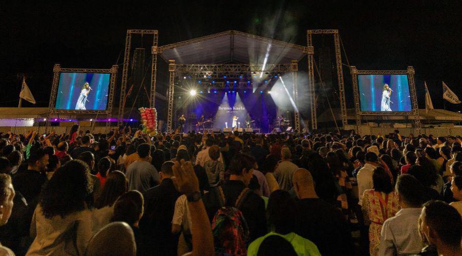 Evento de louvor atrai milhares de pessoas ao Parque da Prainha