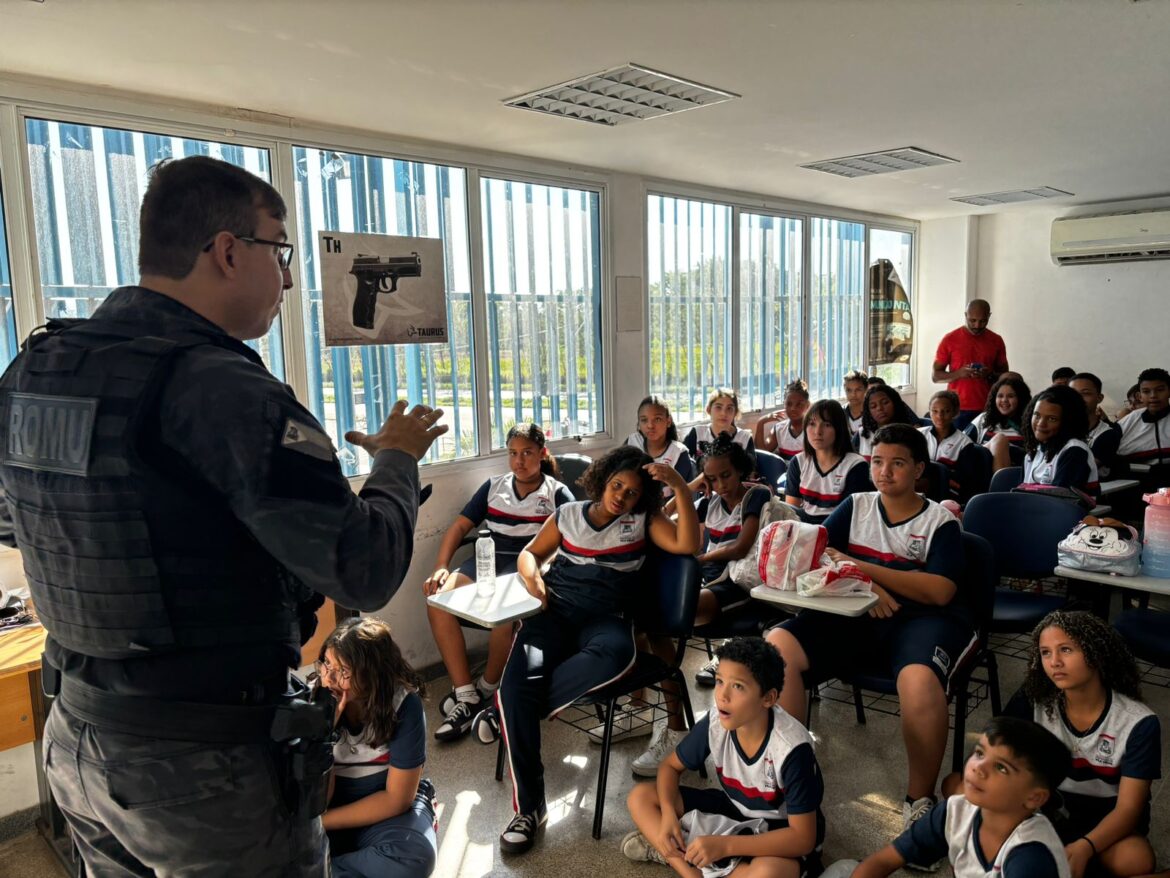 Alunos da rede municipal participam de aula na sede da Guarda Municipal