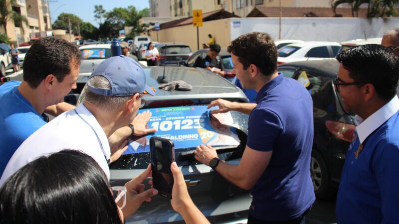 Eleitores em Vila Velha se contagiam com o adesivaço de Arnaldinho 20