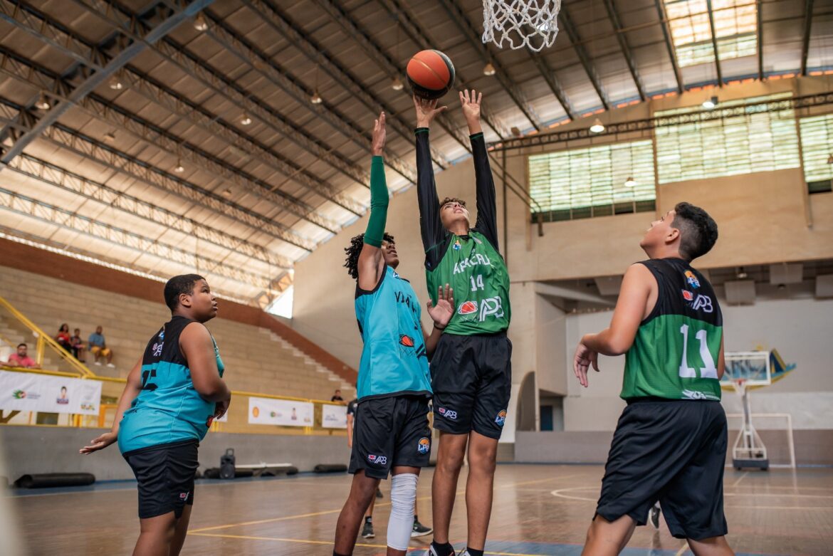 Arena Tartarugão recebe torneio de basquete com participação de equipes de projeto social