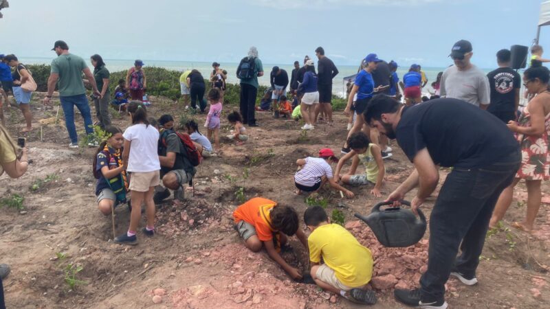 Crianças celebram o Dia da Árvore plantando mudas em área de restinga degradada