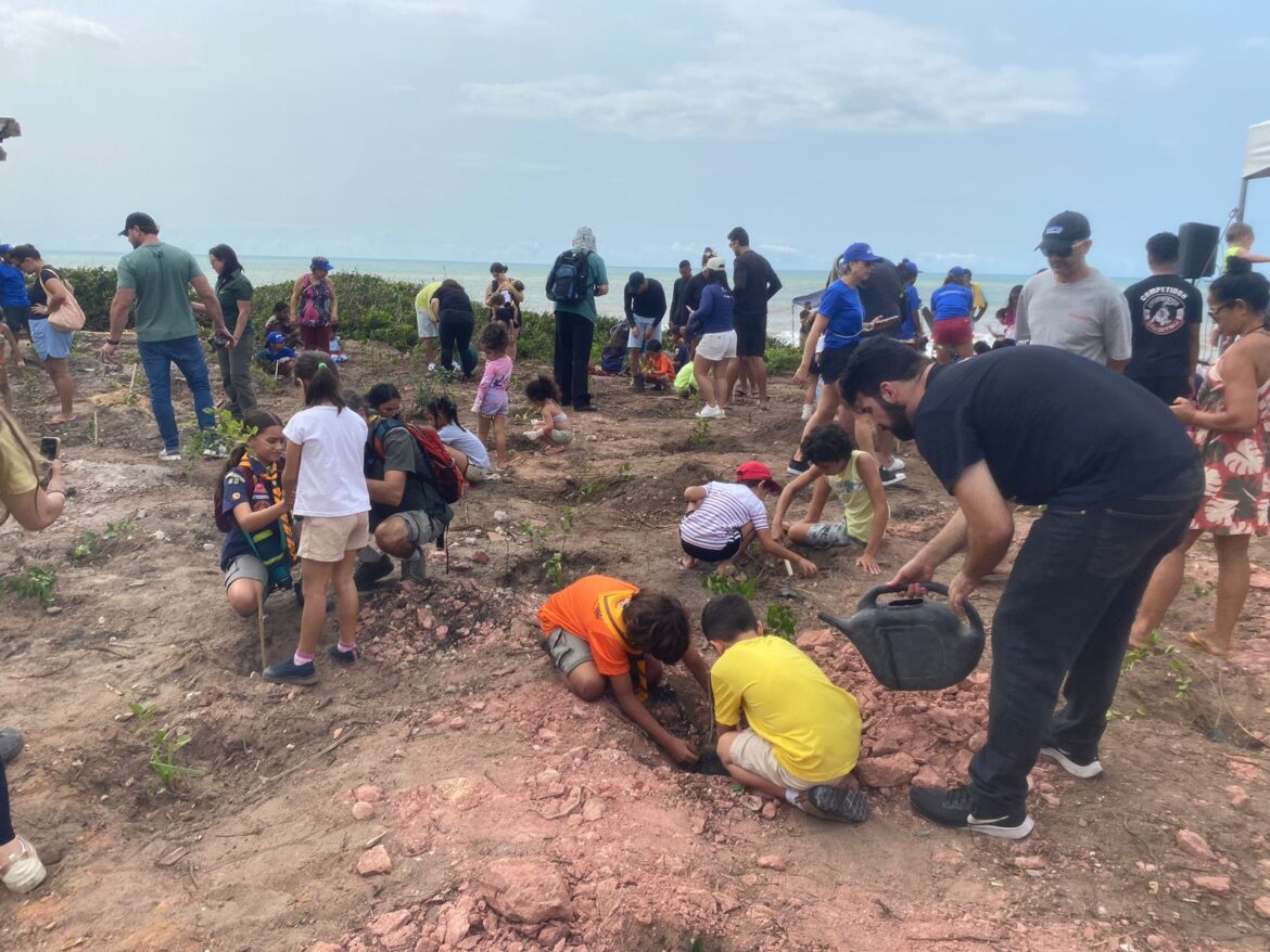 Crianças celebram o Dia da Árvore plantando mudas em área de restinga degradada