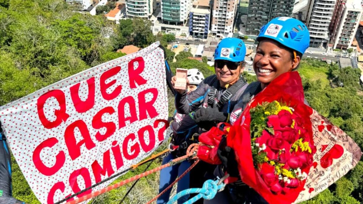 Instrutor de rapel surpreende e pede namorada em casamento no Morro do Moreno