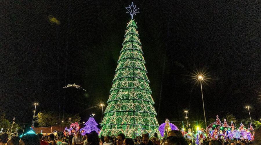 Abertura da Vila Natalina na Prainha encanta famílias com a magia do Natal