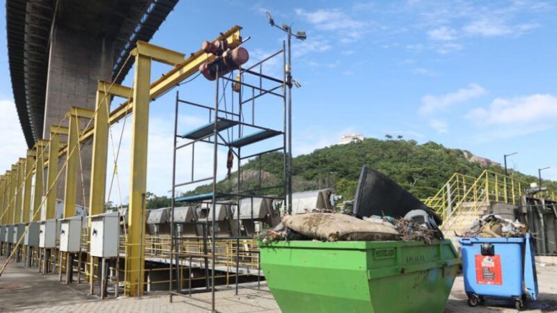 Força-tarefa recolhe quatro toneladas de lixo das estações durante a chuva