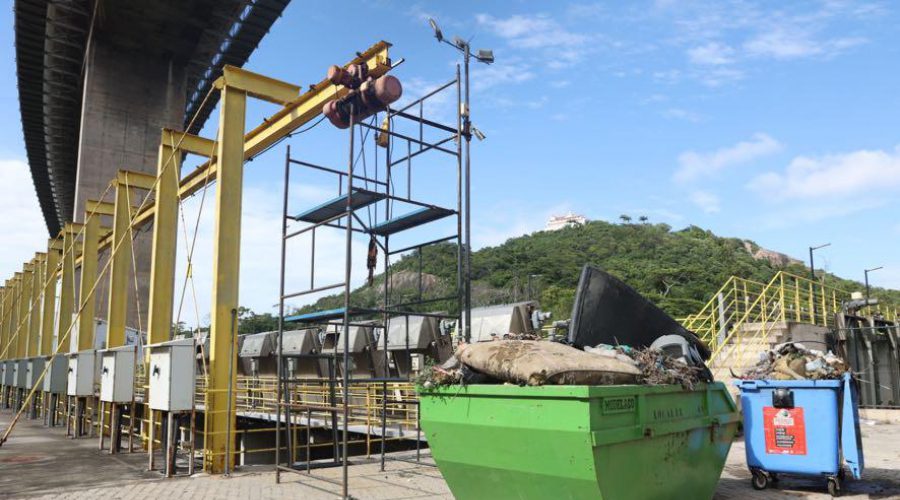 Força-tarefa recolhe quatro toneladas de lixo das estações durante a chuva