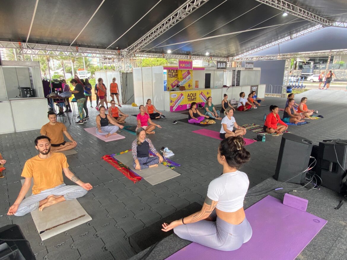 Arena de Verão na Praia Costa oferece aulas gratuitas de yoga, ao som das ondas do mar