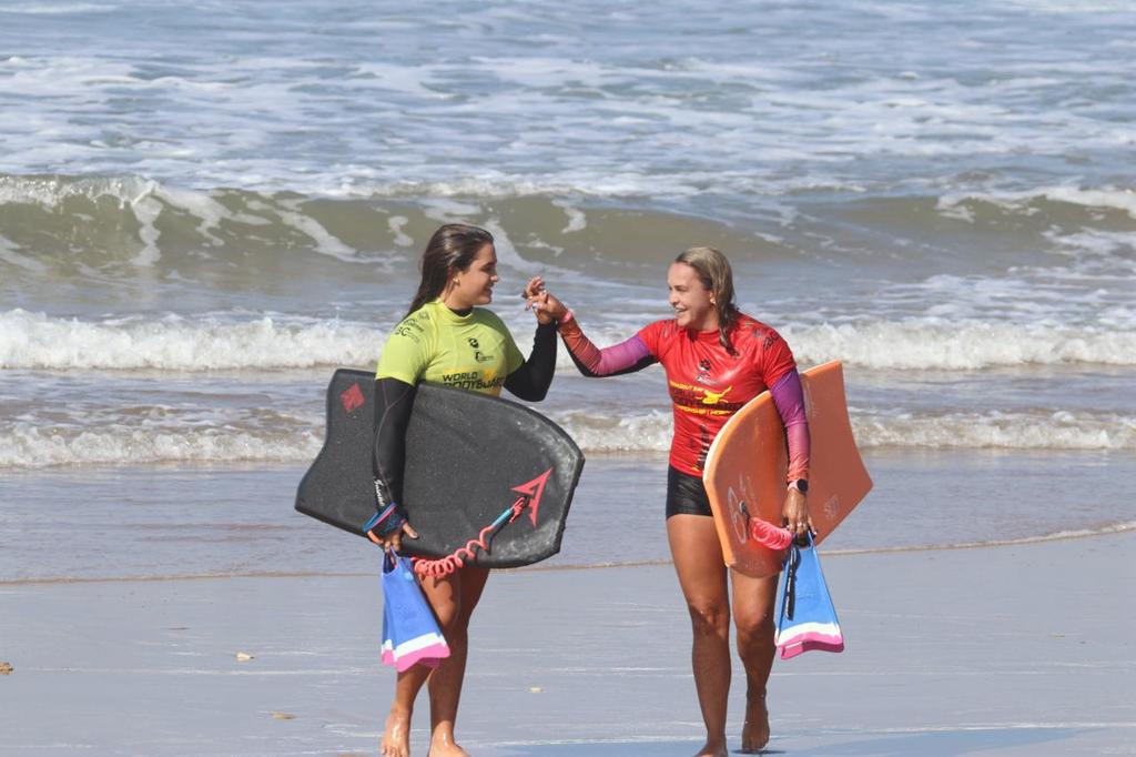 Neymara e a filha Luna em busca de um lugar nas quartas de final do Circuito Mundial de Bodyboarding, no Marrocos