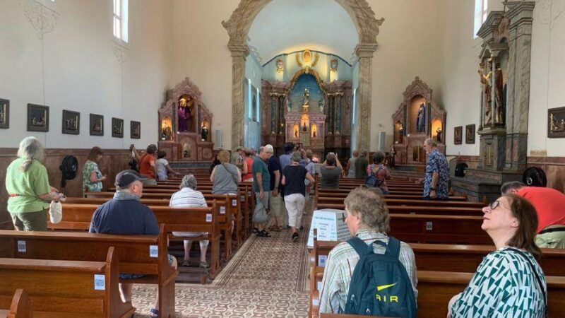 Turistas alemães se impressionam com a beleza da Igreja do Rosário