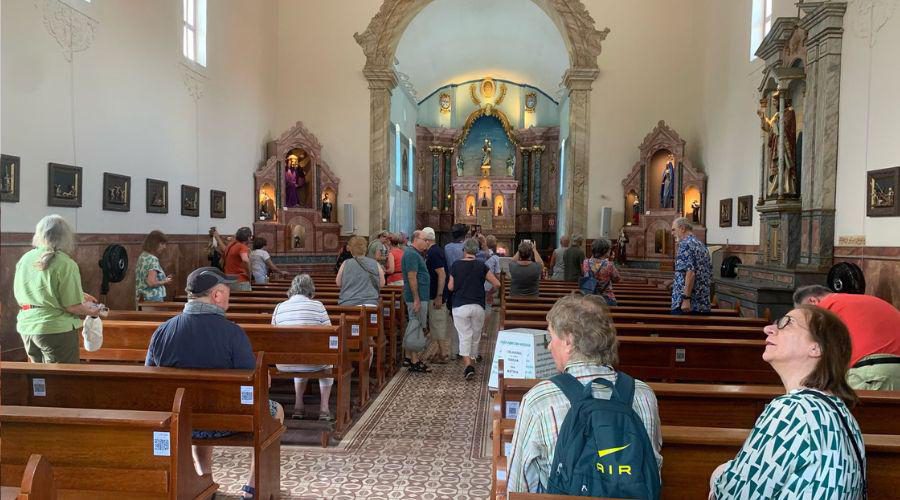 Turistas alemães se impressionam com a beleza da Igreja do Rosário